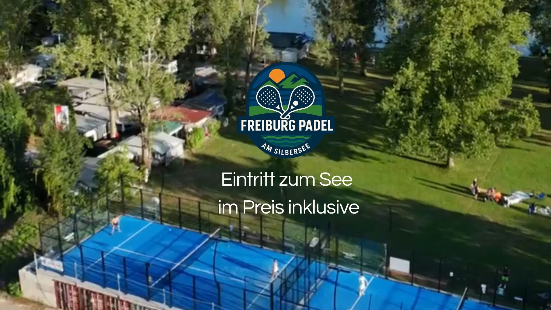 Freiburg Padel am Silbersee - Drohnenansicht der Anlage mit Hinweis Eintritt zum See inklusive