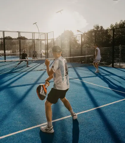 Freiburg Padel am Silbersee in Freiburg im Breisgau - Padelspieler im Match auf Outdoor Court