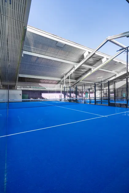 Überdachter Indoor-Padel-Court